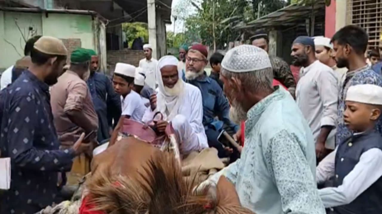 ৪০ বছর সেবা শেষে ঘোড়ার গাড়িতে ফিরলেন মুয়াজ্জিন