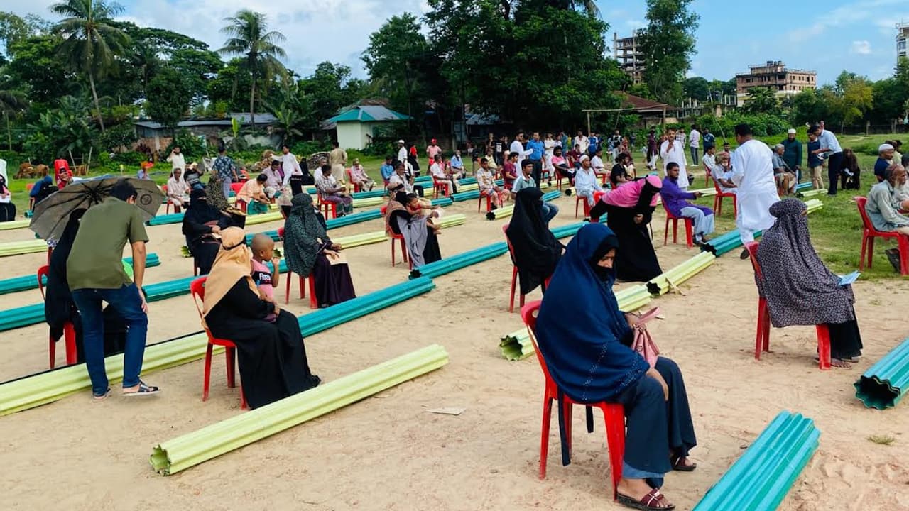 লোহাগাড়ায় বন্যাদুর্গতদের মাঝে ত্রাণ ও টিন বিতরণ