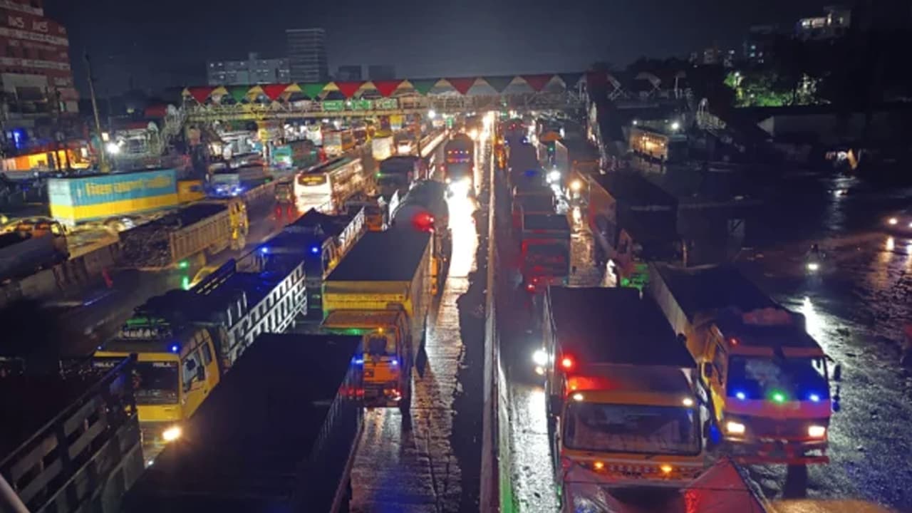 আশাড়িয়ার চরে ব্রিজ সংস্কারে ঢাকামুখী লেনে যানজট