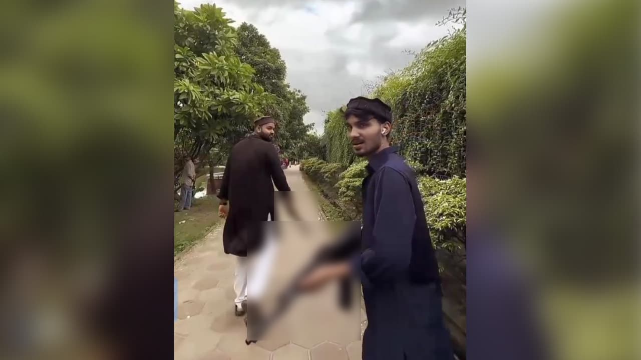 নারায়ণগঞ্জ নগর পার্কে বন্দুক হাতে দুই তরুণের ভিডিও ভাইরাল