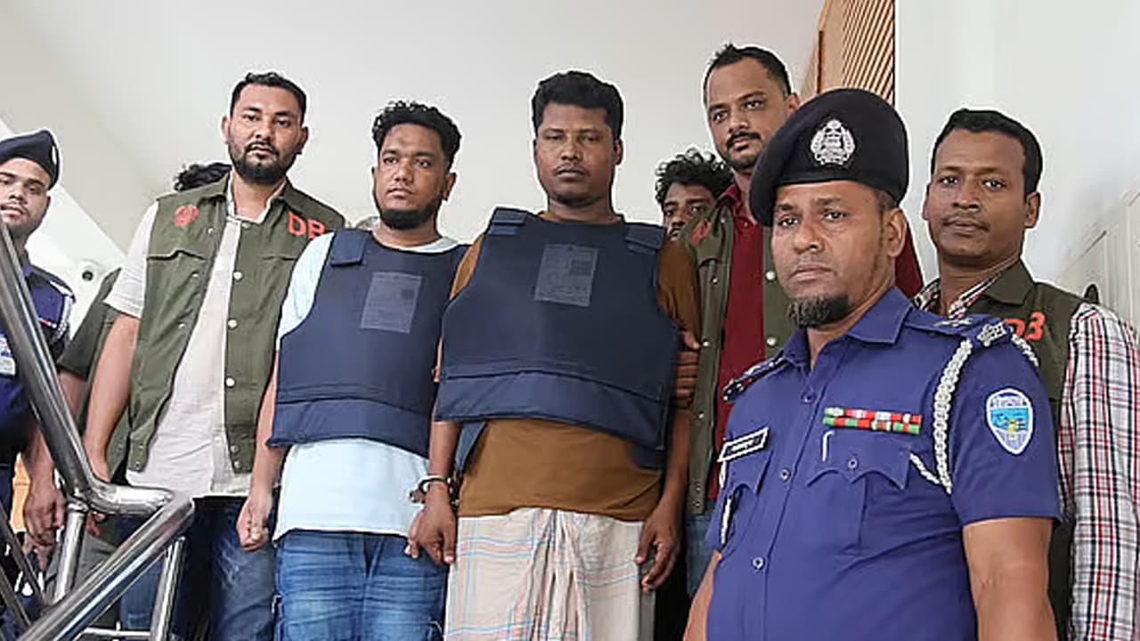 রংমিস্ত্রির সহকারী থেকে সন্ত্রাসী/দুই হাতে গুলি চালানো তার শখ, ঘুমান এসএমজি নিয়ে