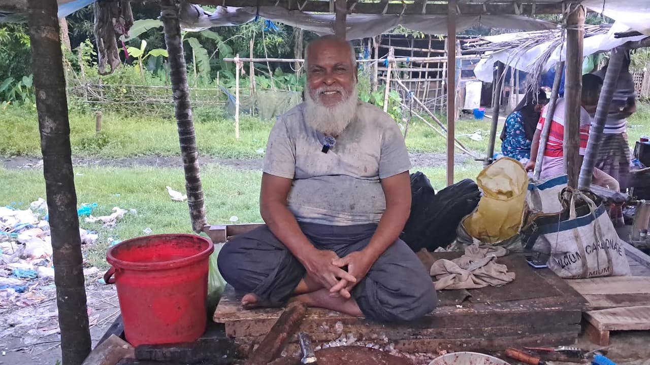 ৭০ বছরেও মাছ কেটে সংসার চালান আব্দুল জব্বার