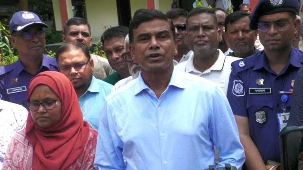 পঞ্চগড়ে সার বণ্টনে কড়া বার্তা দিয়েছেন প্রতিমন্ত্রী