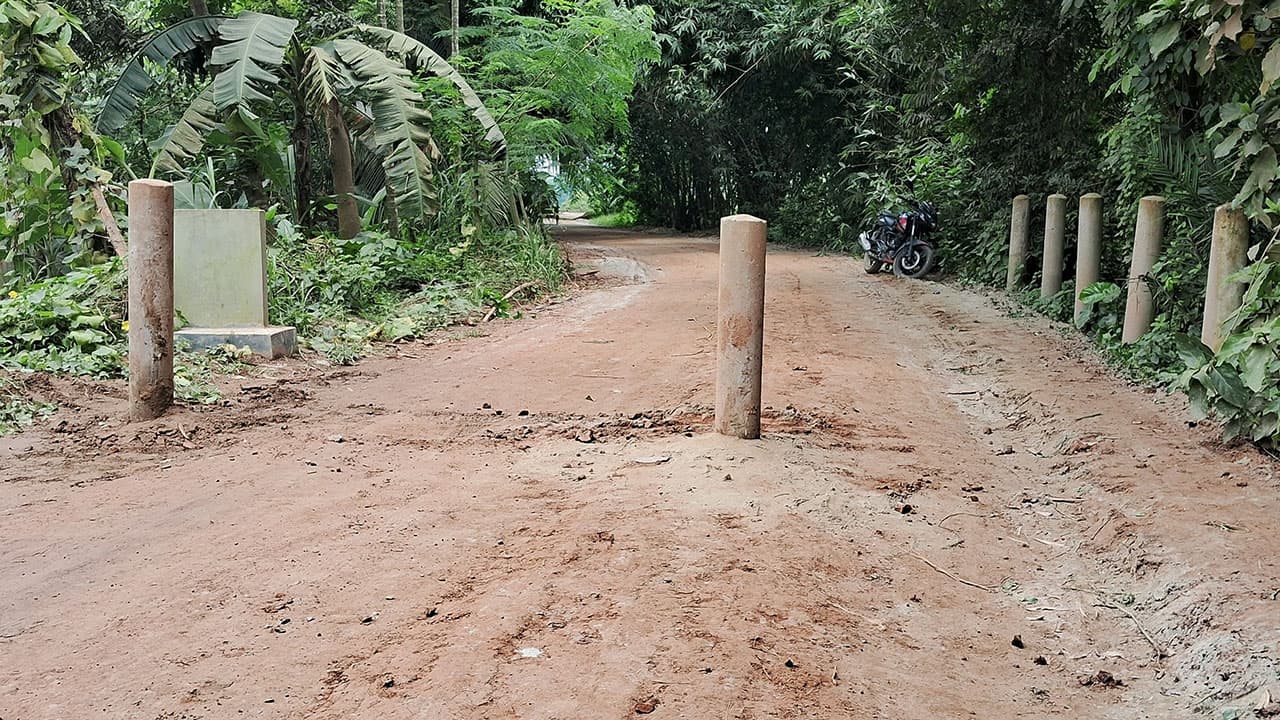 বালুবাহী ট্রাক ঠেকাতে মাগুরায় সড়কে পিলার বসালো গ্রামবাসী
