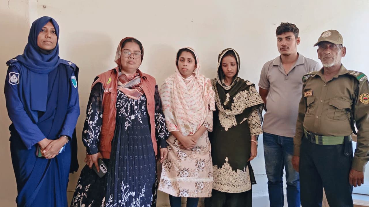 বিএসএফ-ঠেলায় আটক ৩ বাংলাদেশি নাগরিক