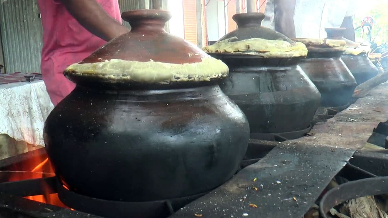 মধুপুর বনে মাটির হাঁড়ির মাংসের জনপ্রিয়তা