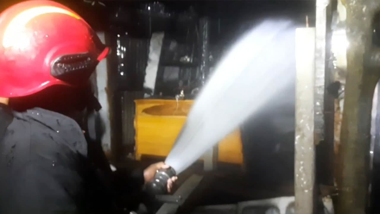 টঙ্গিবাড়ীতে চার দোকান আগুনে পুড়ে