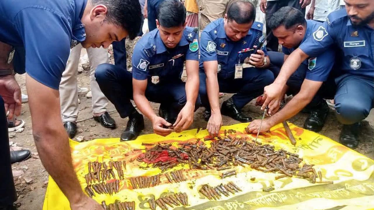 বগুড়ায় নালা খননে ৩৩৪ গুলি উদ্ধার