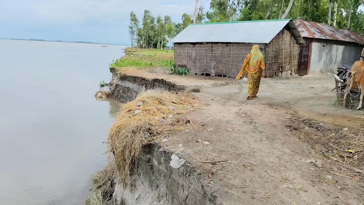 কুড়িগ্রামে নদীভাঙনে শত শত বাড়ি বিলীন, স্থায়ী বাঁধ চাই