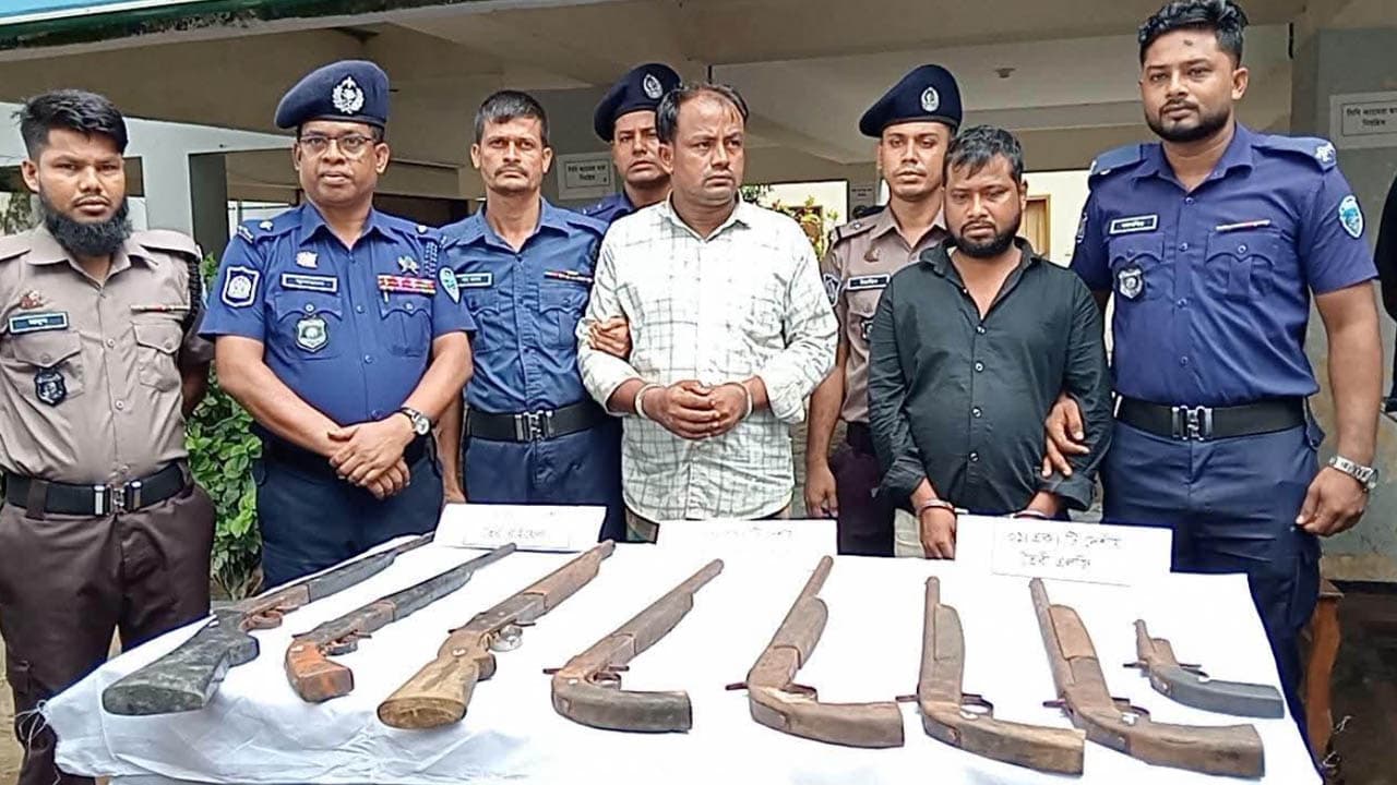 মহেশখালীতে অটোরিকশা থেকে ৮ অস্ত্র উদ্ধার, ২ গ্রেপ্তার