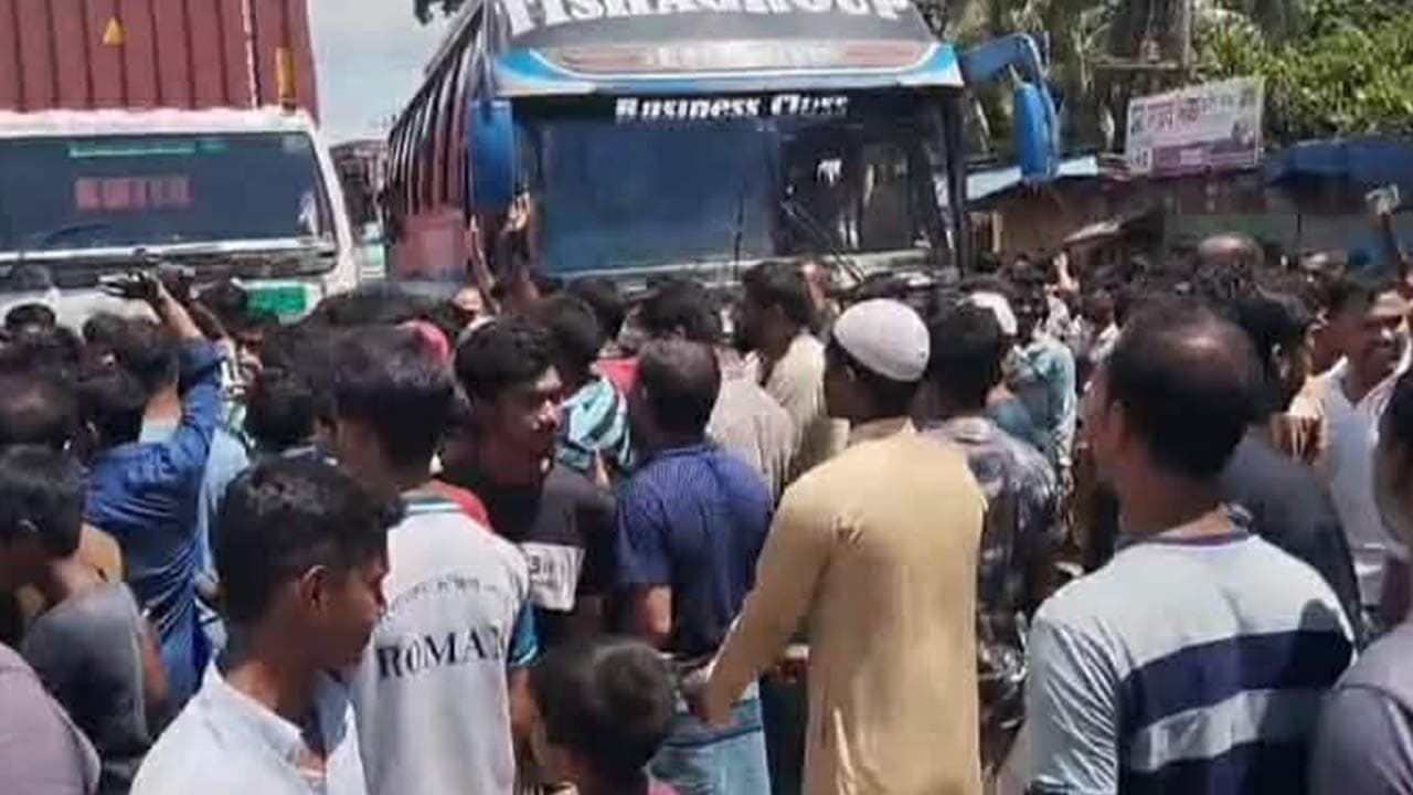নরসিংদীতে শ্রমিকদের বিদ্যুৎ অফিস ঘেরাও ও মহাসড়ক অবরোধ