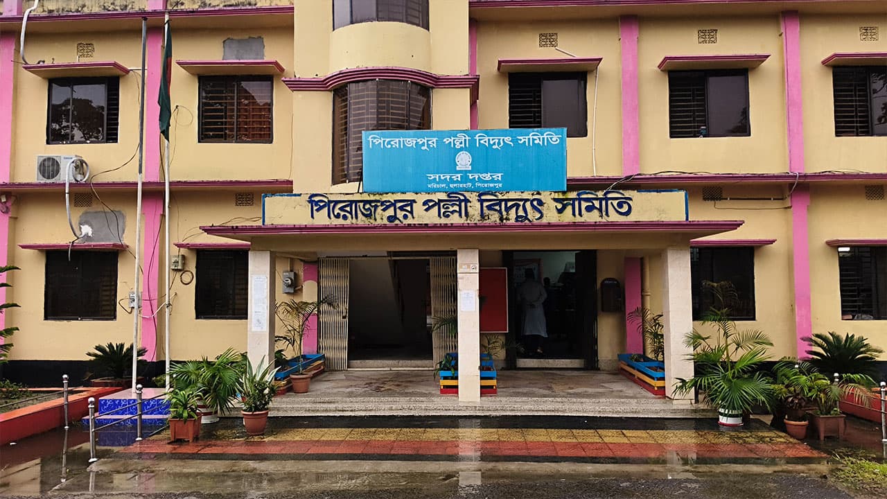 পিরোজপুরে অবৈধ বিদ্যুৎ বিচ্ছিন্ন করতে গিয়ে ৬ কর্মীর ওপর হামলা