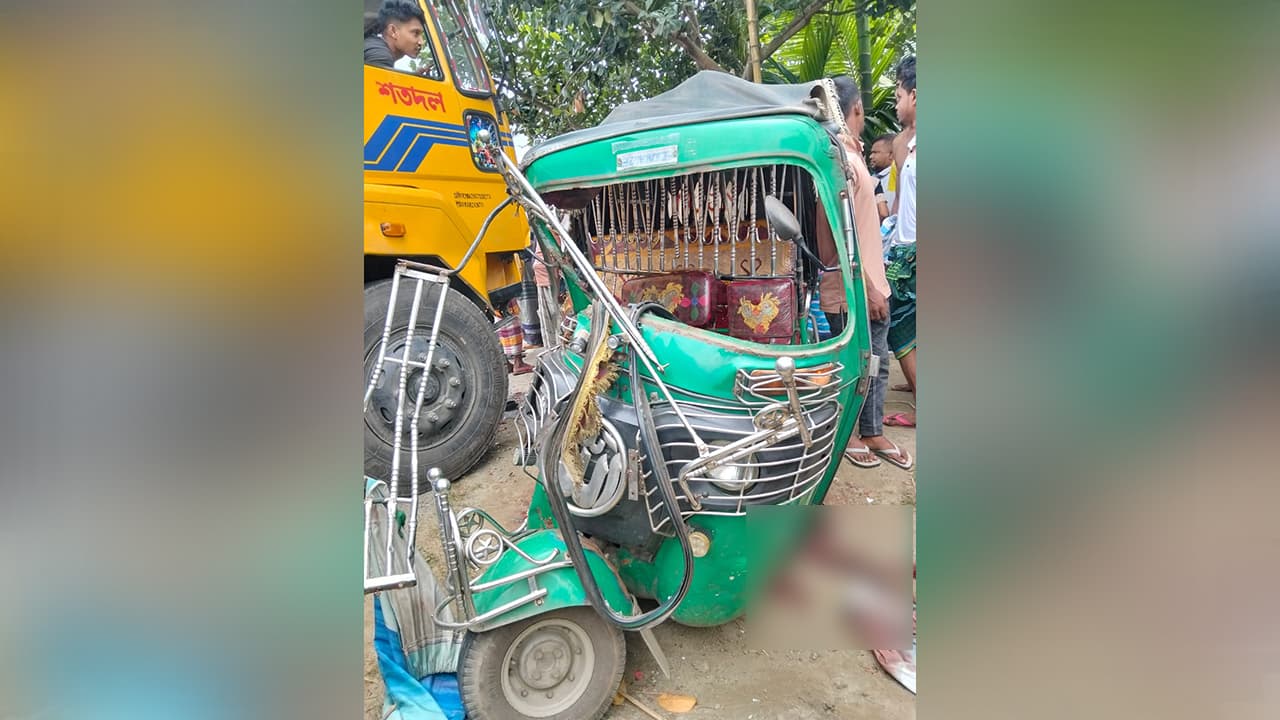 ত্রিশালে ট্রাক-অটোরিকশা সংঘর্ষে নারীসহ ২ মৃত্যু