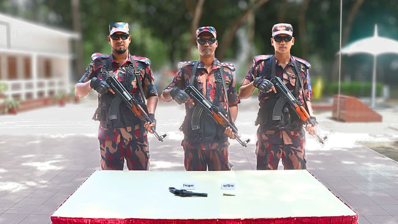 লালমনিরহাট সীমান্তে পিস্তল ও গুলি উদ্ধার