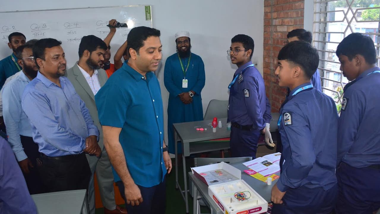 দিনাজপুরে প্রতিমন্ত্রী ববি হাজ্জাজের আকস্মিক বিদ্যালয় পরিদর্শন