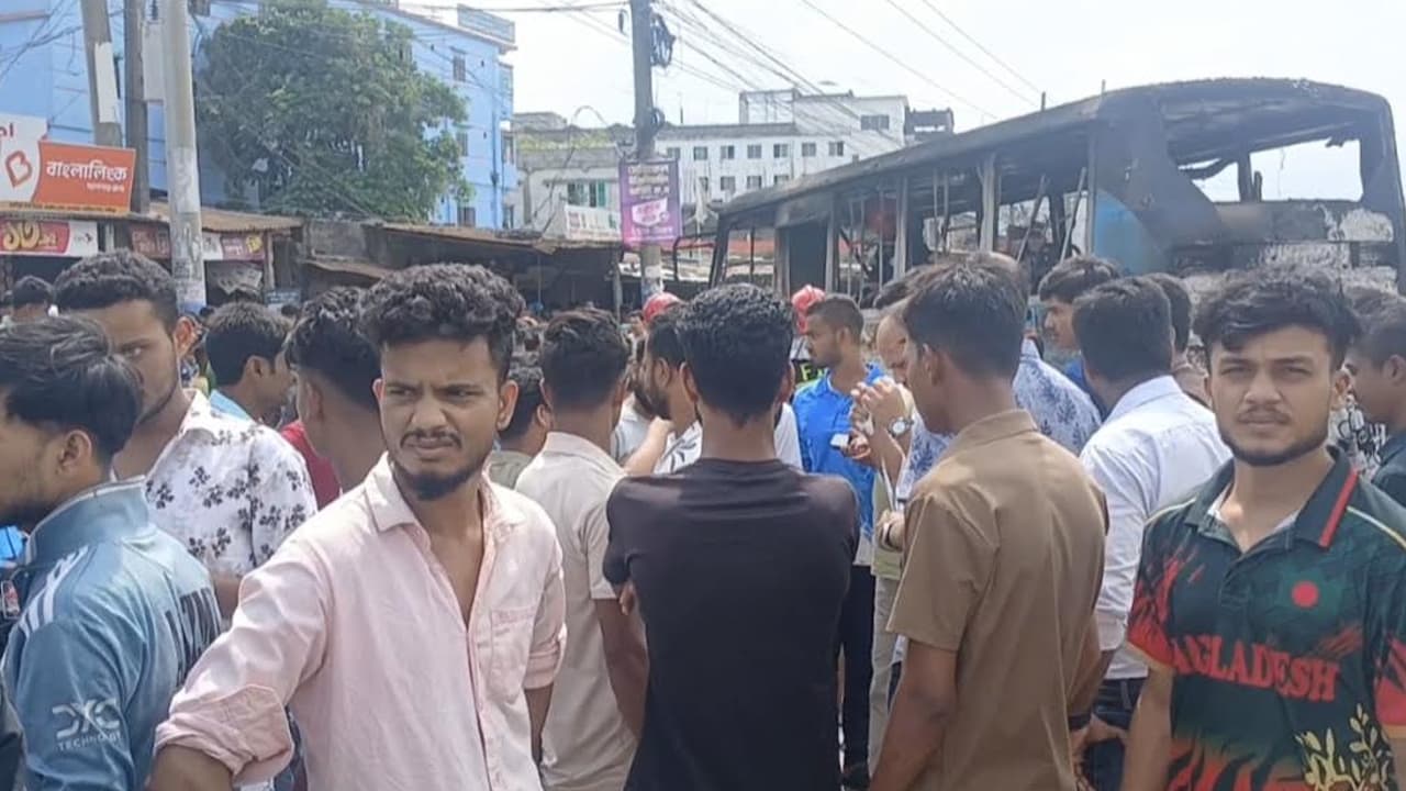 গাজীপুরে বাসচাপায় শ্রমিক নিহত, প্রতিবাদে বাসে অগ্নিসংযোগ