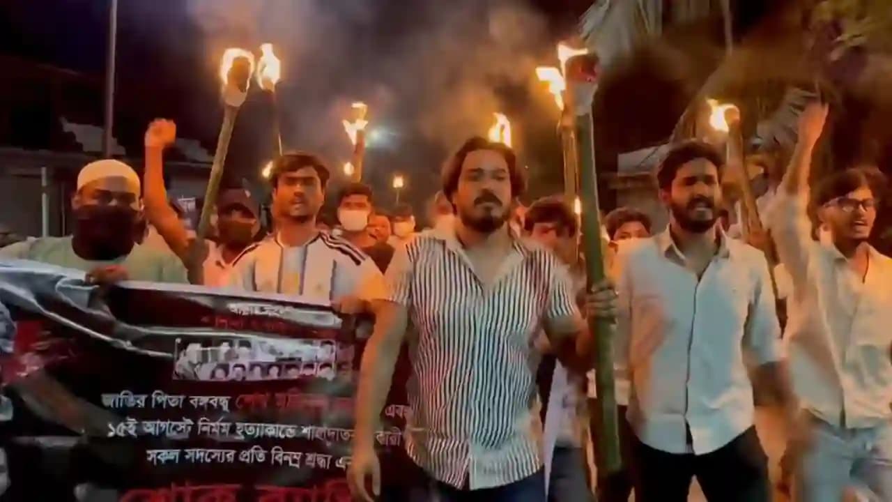 ফরিদপুরে নিষিদ্ধ ছাত্রলীগের ঝটিকা মশাল মিছিল বের হয়