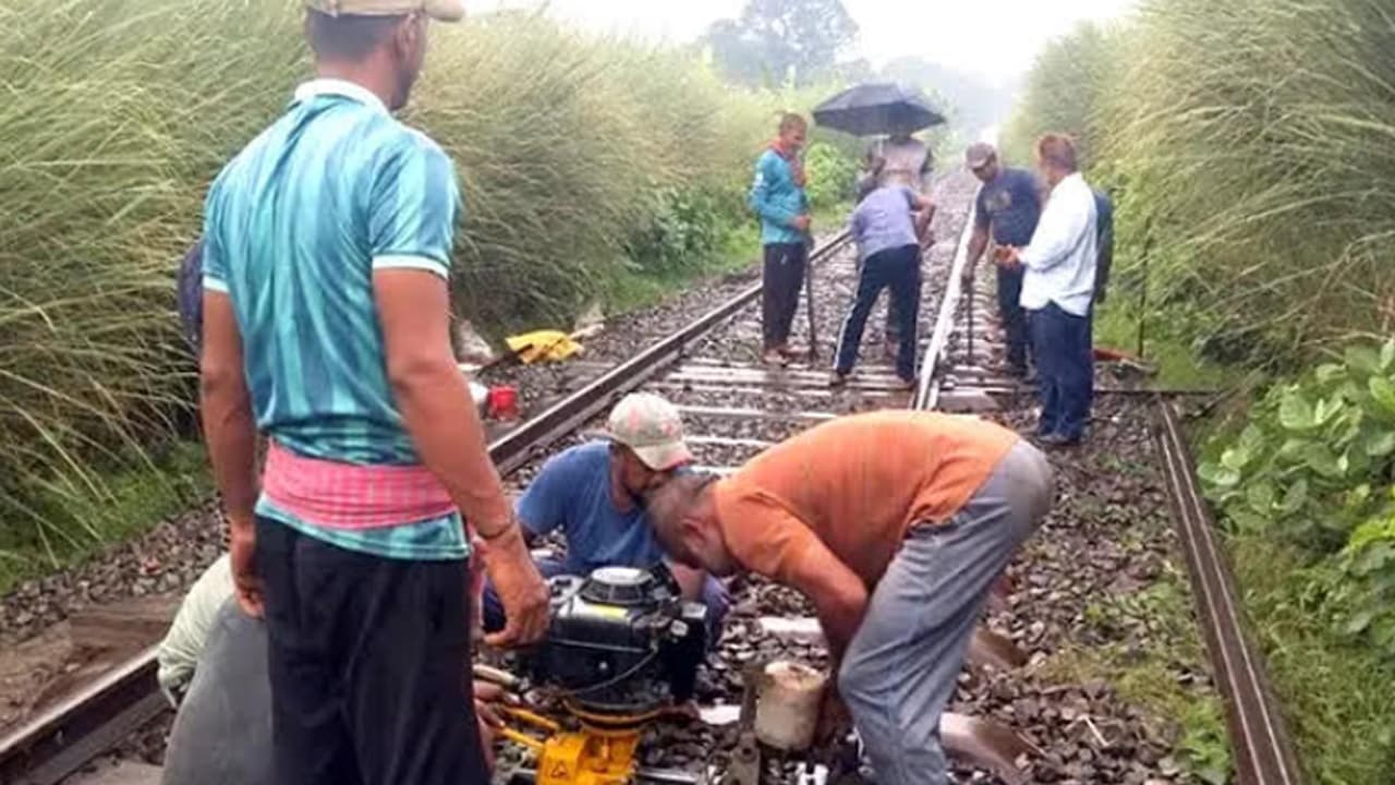 রেললাইন মেরামতের পর রাজশাহীর ট্রেন চলাচল স্বাভাবিক