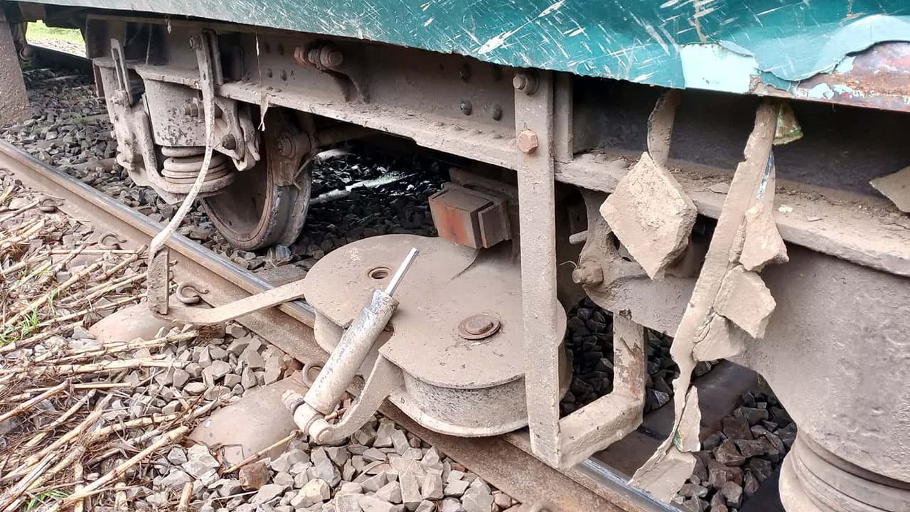 রাজশাহী গামী ঢালারচর এক্সপ্রেসের বগি লাইনচ্যুত হওয়ায় রেল যোগাযোগ বন্ধ