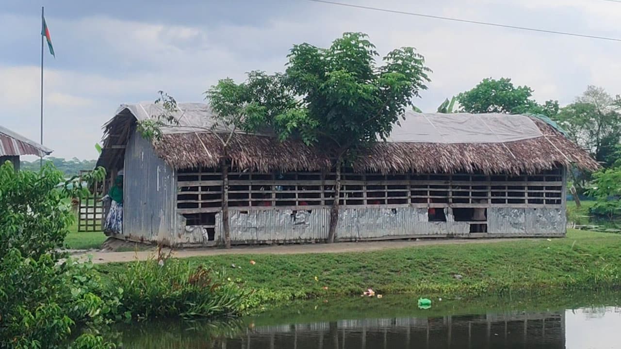স্কুল ভবন নেই ৫ বছর, ছাপরাঘরে ৯৬ শিক্ষার্থীর পাঠদান