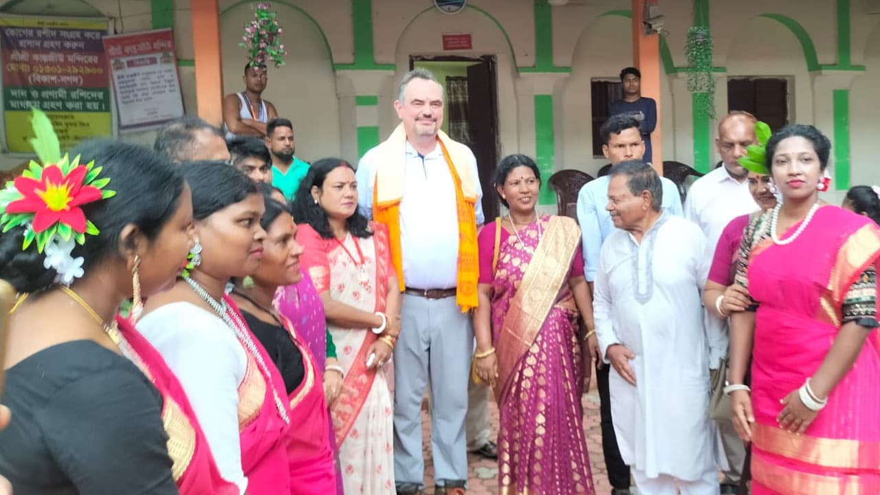 কান্তজিউ মন্দিরে বৃক্ষরোপণ করলেন মার্কিন রাষ্ট্রদূত ব্রেন্ট ক্রিস্টেনসেন