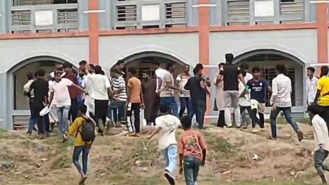 নাটোরের গুরুদাসপুরে ফুটবল নিয়ে কিশোরদের মারামারি ও ধাওয়া-পাল্টাধাওয়া ঘটেছে