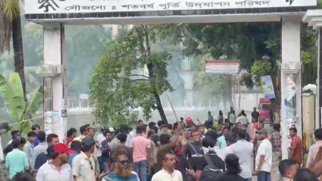 সীতাকুণ্ডে বিএনপি দুই পক্ষের সংঘর্ষে যানবাহন ভাঙচুর ও যানজট