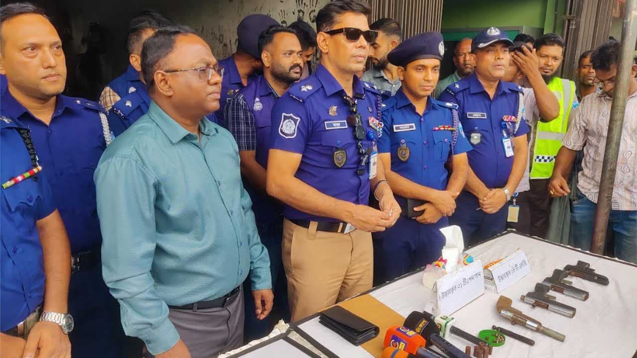 হাটহাজারীতে অটোরিকশা ওয়ার্কশপের আড়ালে অবৈধ অস্ত্র তৈরির কারখানা উদ্ধার