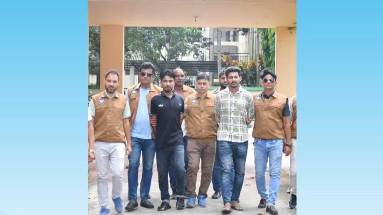 নওগাঁয় কিশোর গ্যাংয়ের দুই সদস্য অস্ত্রসহ গ্রেপ্তার করেছে পুলিশ