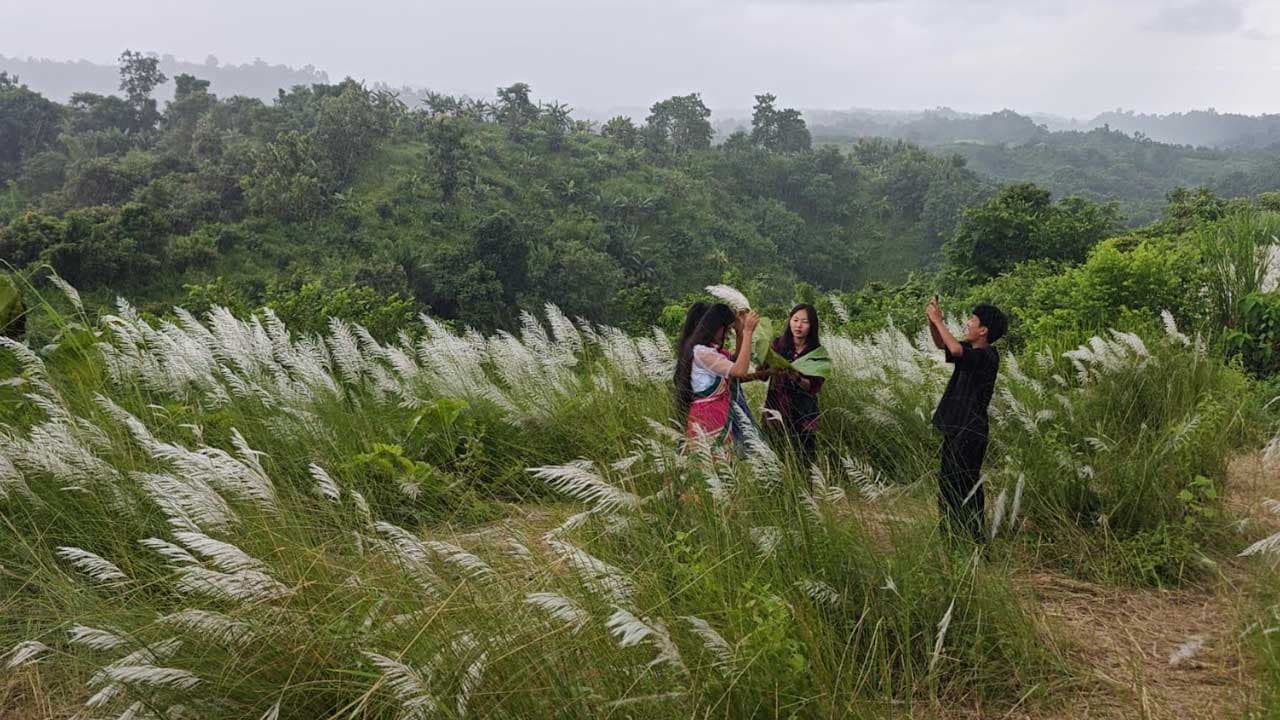 খাগড়াছড়ির কাশবনে শরতের আমন্ত্রণে ভিড় বাড়ছে