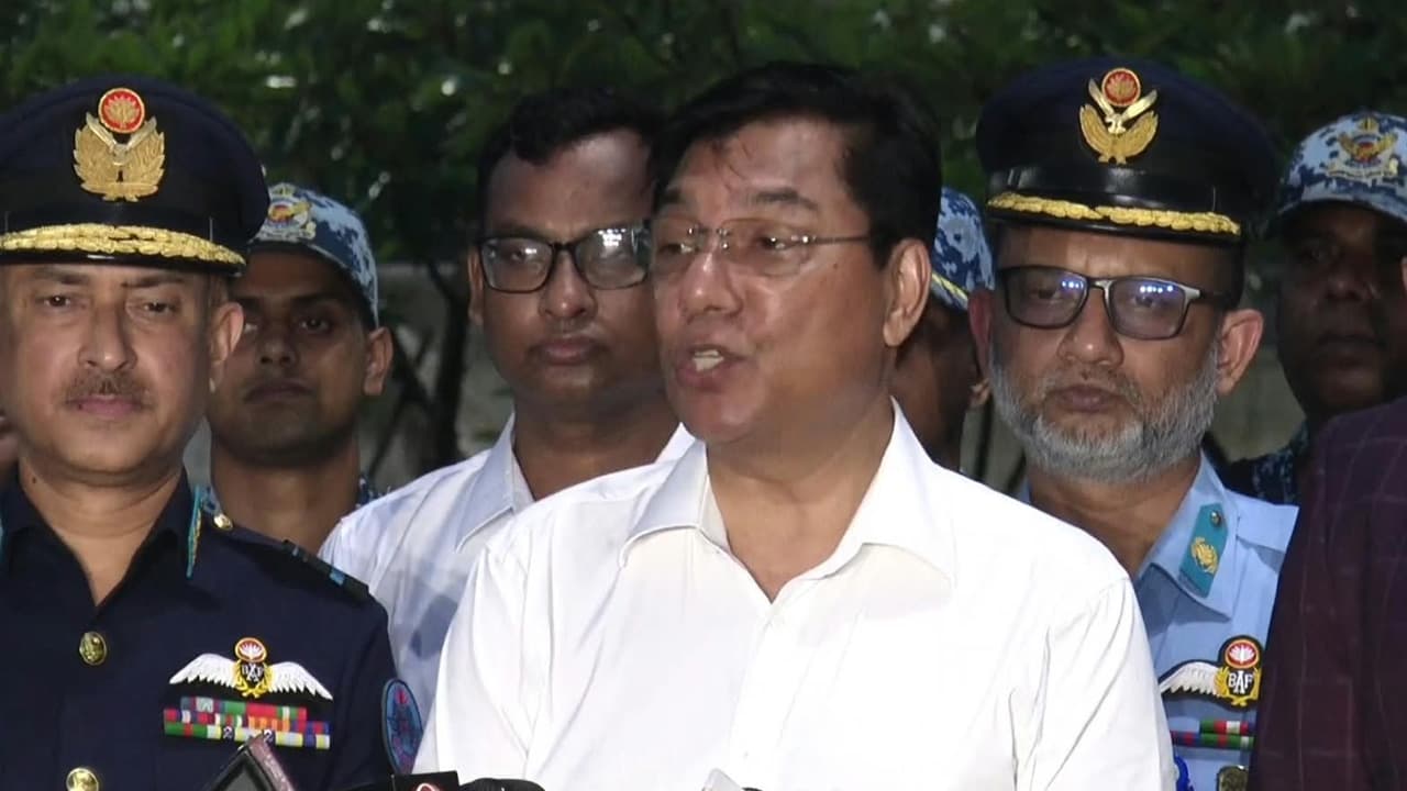বিমানমন্ত্রী বললেন, চালকের অদক্ষতায় বিমানবাহিনীর গাড়ি দুর্ঘটনায় পড়েছে
