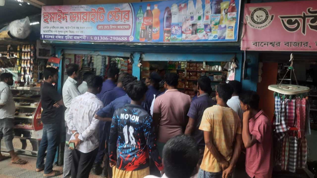 পুঠিয়ায় মেয়াদোত্তীর্ণ পণ্য বিক্রিতে দুই প্রতিষ্ঠানকে জরিমানা করল অধিদপ্তর