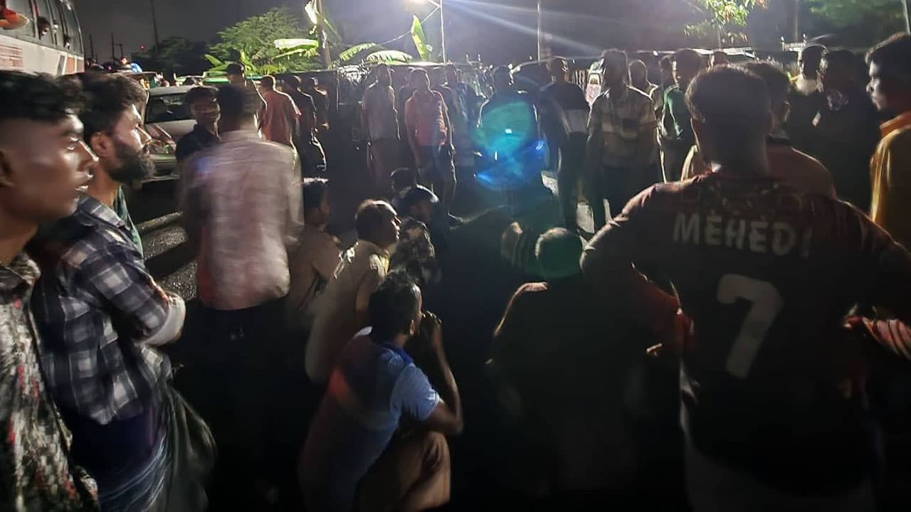 ভালুকায় গ্যাস সংকটে সিএনজি চালকরা মহাসড়ক অবরোধ করেন