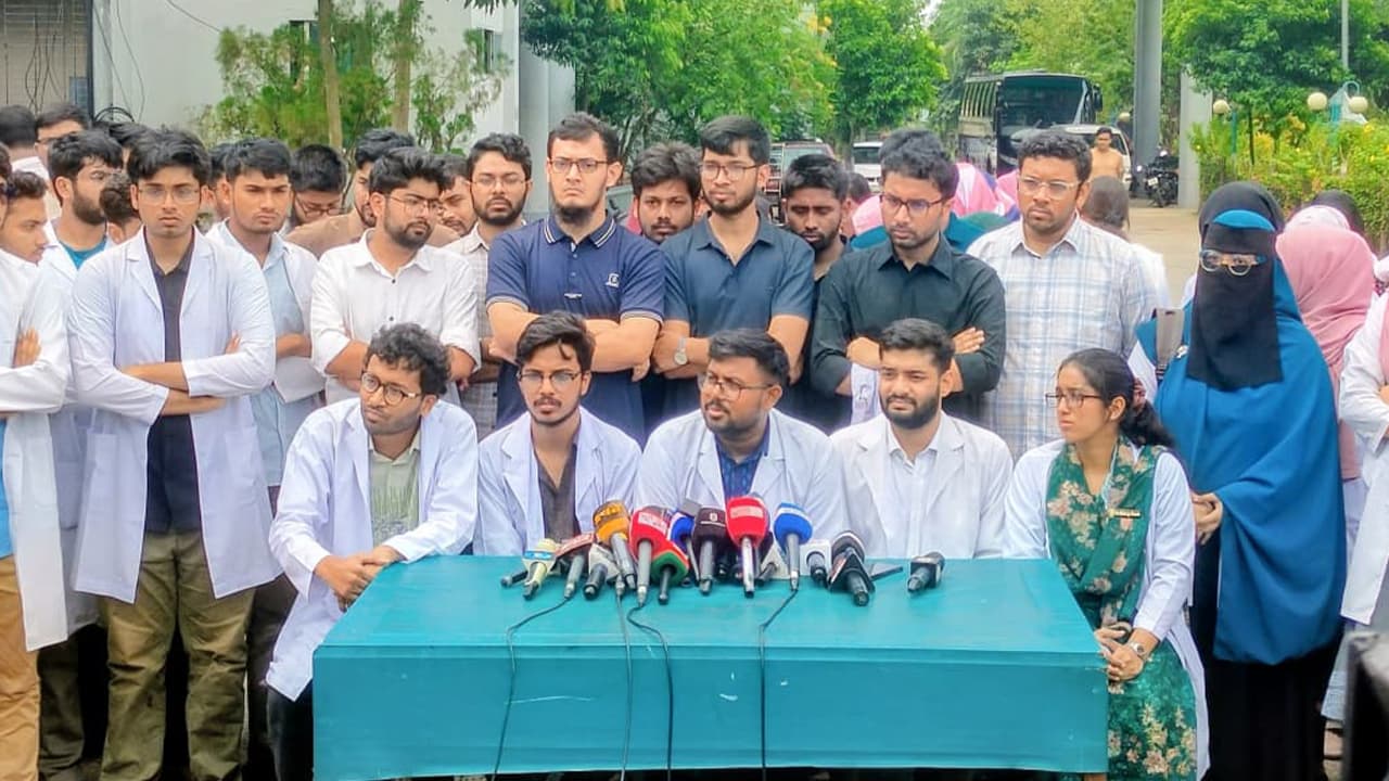 ইন্টার্ন চিকিৎসকরা চার দাবিতে শজিমেক হাসপাতালে কর্মবিরতি অব্যাহত রাখলেন