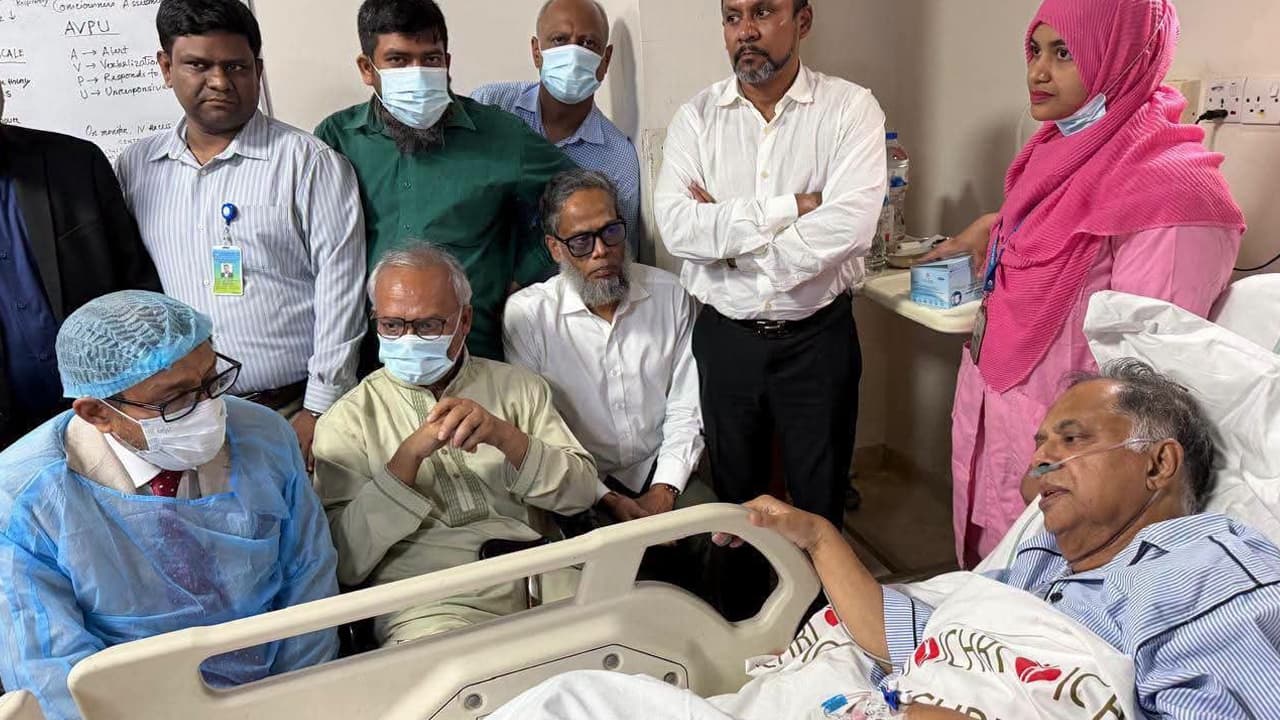 রুহুল কবির রিজভী জ্বালানিমন্ত্রী টুকুকে দেখতে হাসপাতালে গেলেন