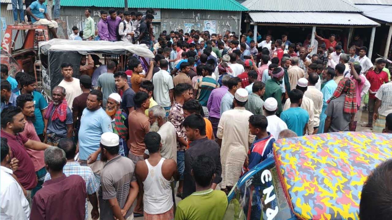 কুড়িগ্রামে সারের দাবিতে কৃষকরা সড়ক অবরোধ করলেন