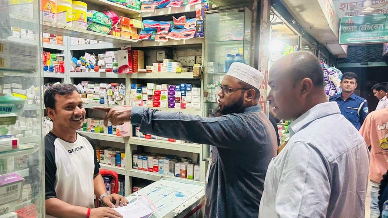অভিযানের খবর পেয়ে ফার্মেসি বন্ধ করে পালালেন ব্যবসায়ীরা