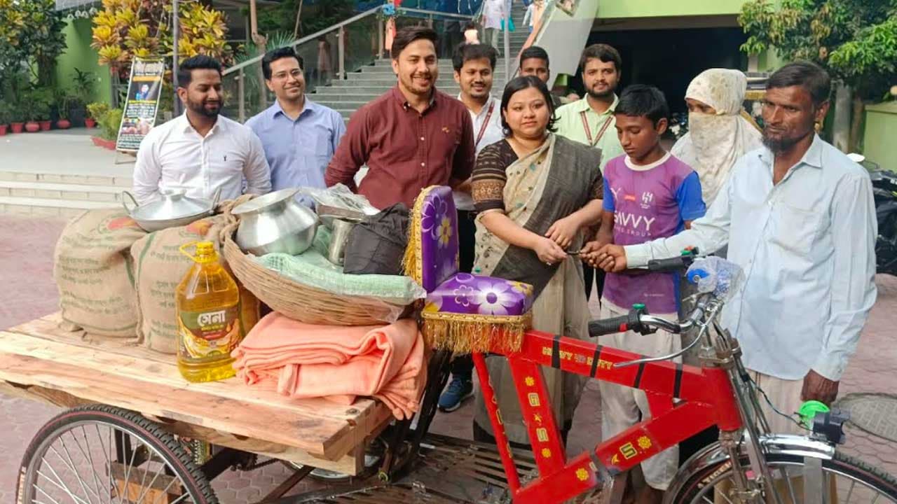 সৈয়দপুর প্রশাসন ছিনতাই হওয়া ভ্যানচালক রেজোয়ানকে নতুন ভ্যান দিল