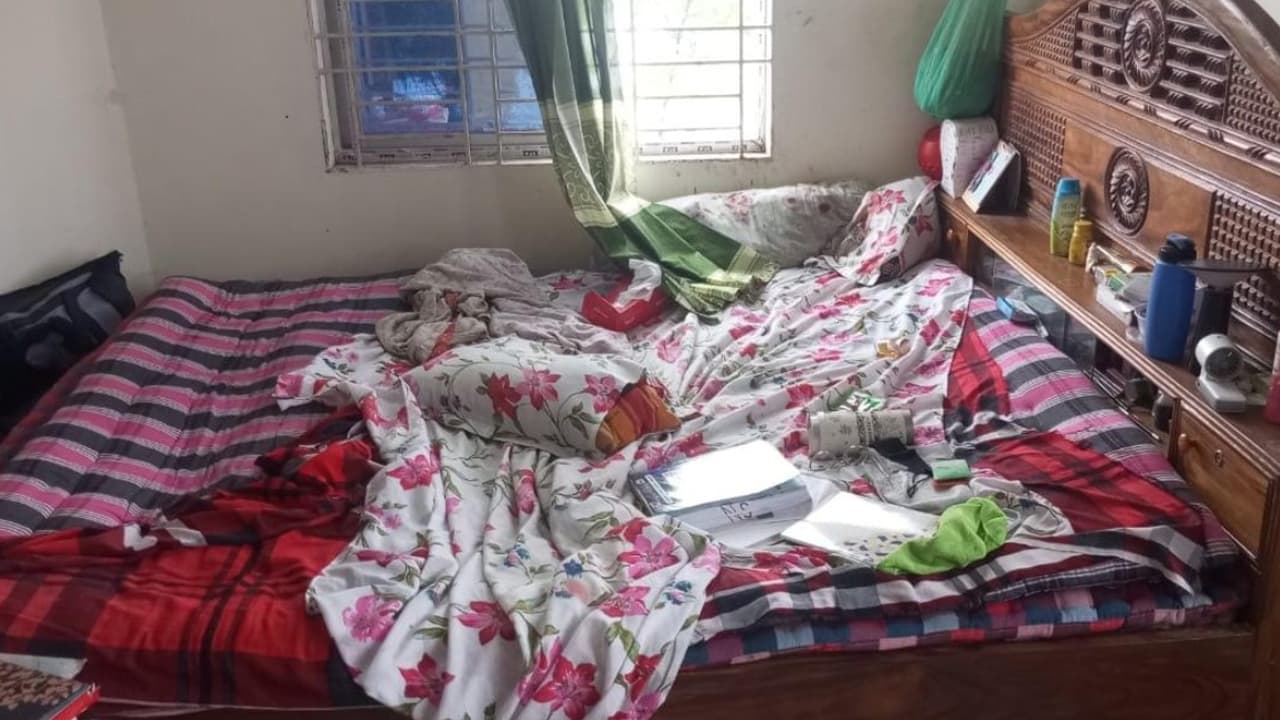 রাজাপুরে নার্সকে কুপিয়ে স্বর্ণালংকার লুট করল চোর
