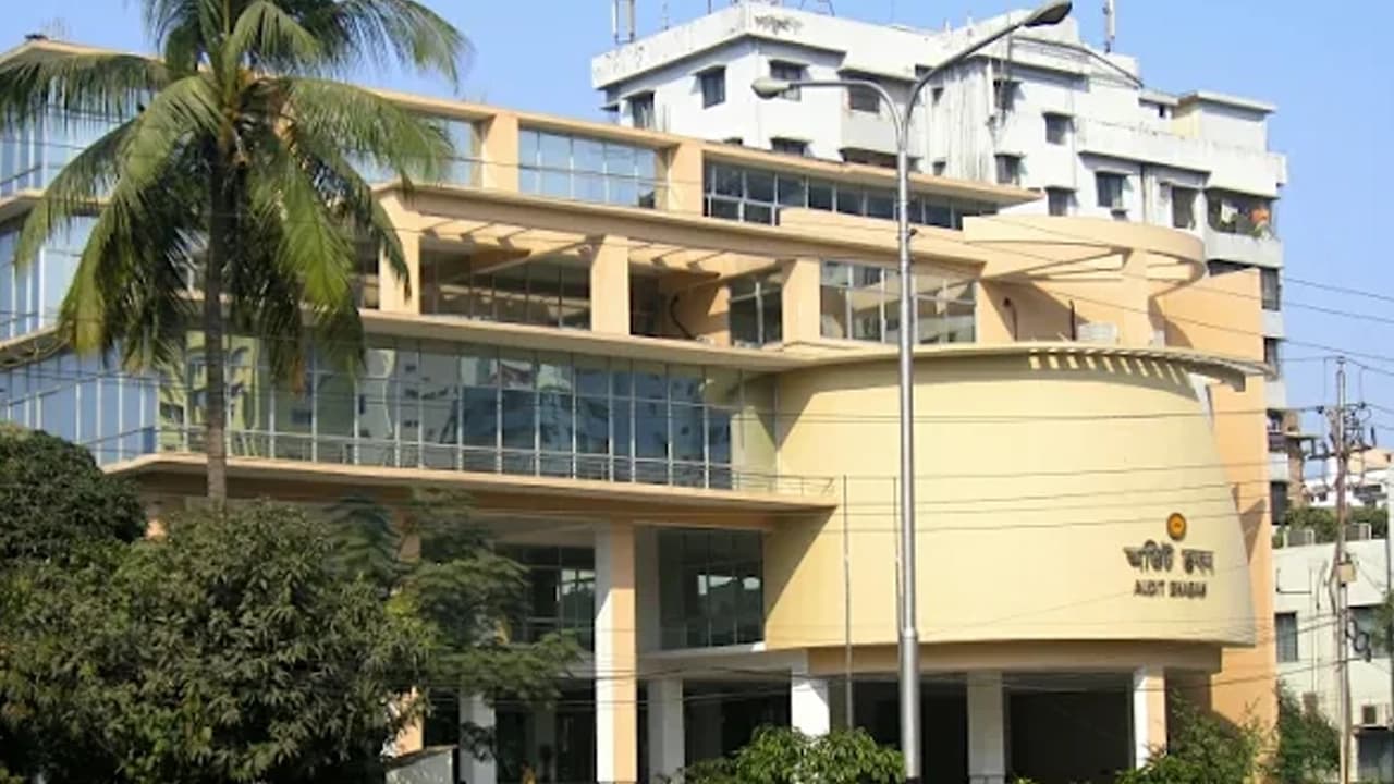 পেনশনের ১৩ কোটি টাকা আত্মসাৎ, দুই অডিট কর্মকর্তা বরখাস্ত