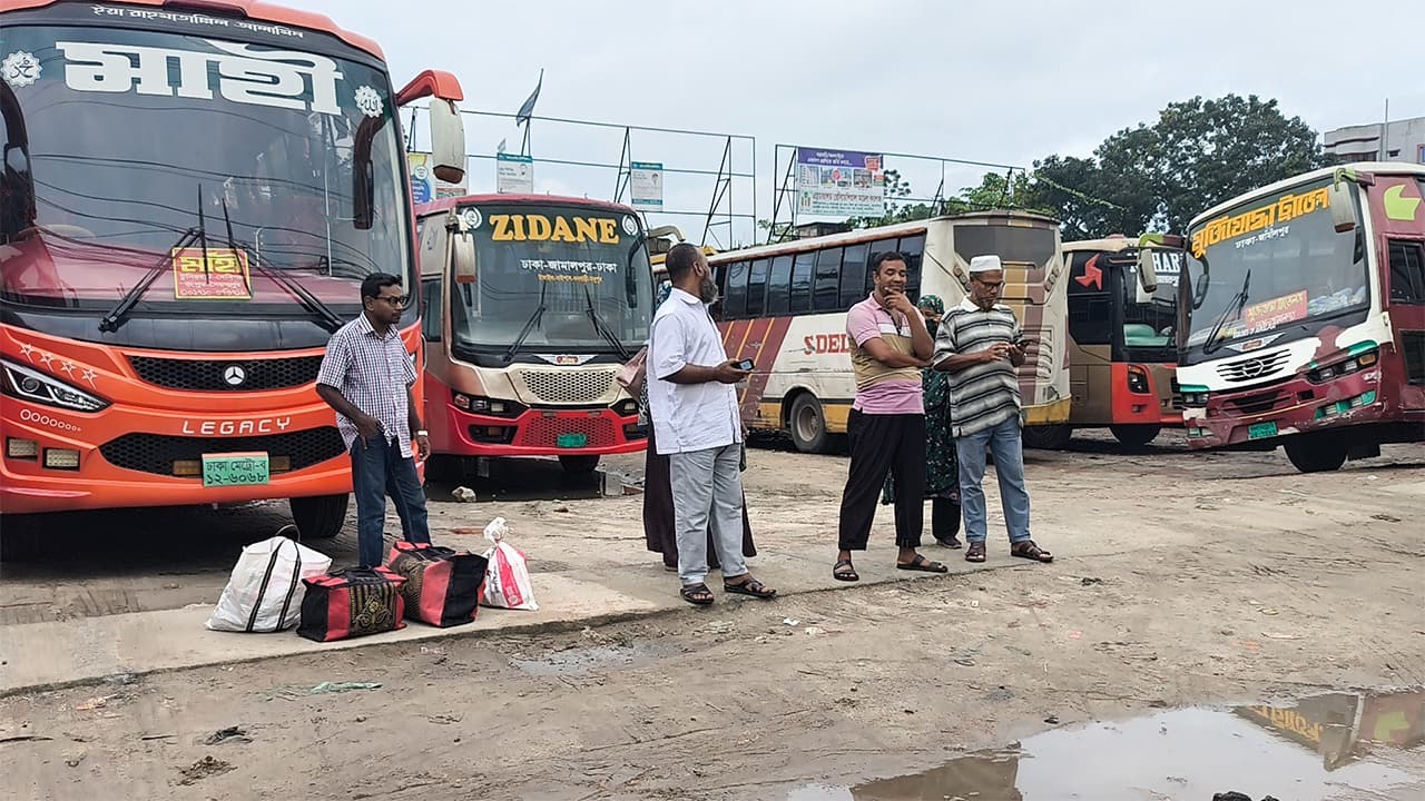 নিরাপত্তার দাবিতে জামালপুর-ঢাকা রুটে বাস চলাচল বন্ধ, যাত্রীদের দুর্ভোগ