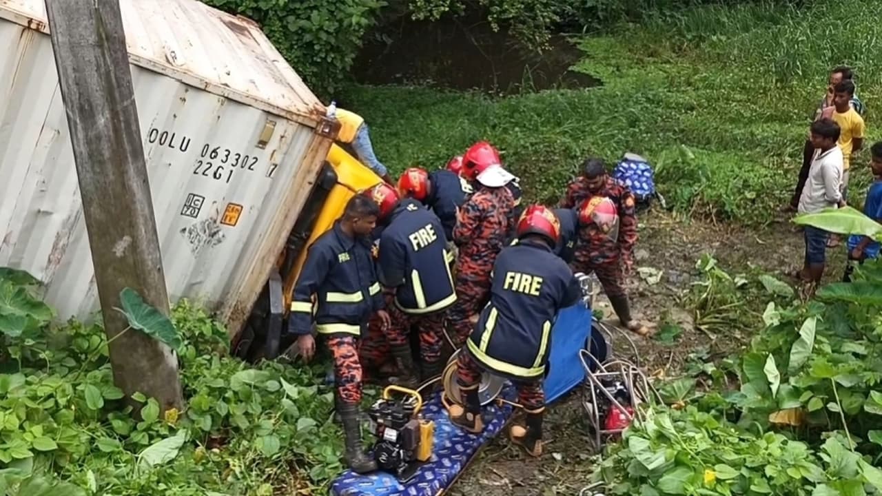 ফেনীর ফাজিলপুরে কাভার্ড ভ্যান উল্টে আটক চালক উদ্ধার