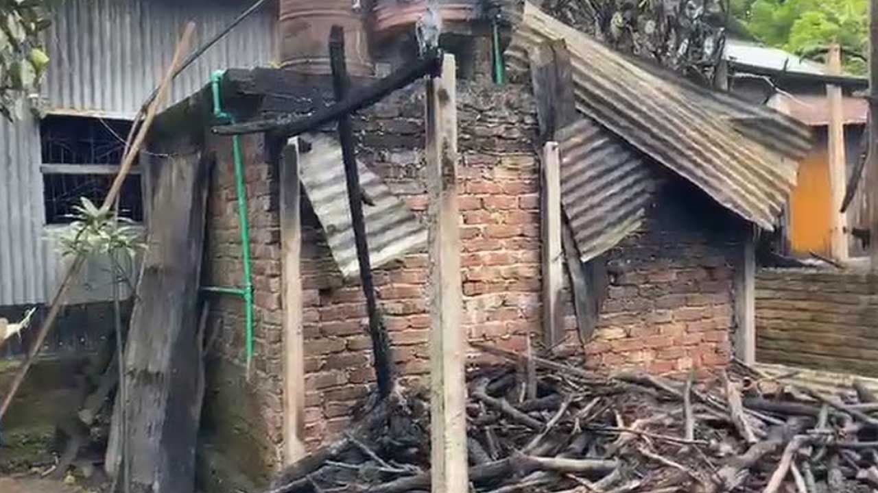 গাজীপুরে শর্টসার্কিটের আগুনে দুই পরিবারের ২০ লাখ টাকার ক্ষতি হয়েছে