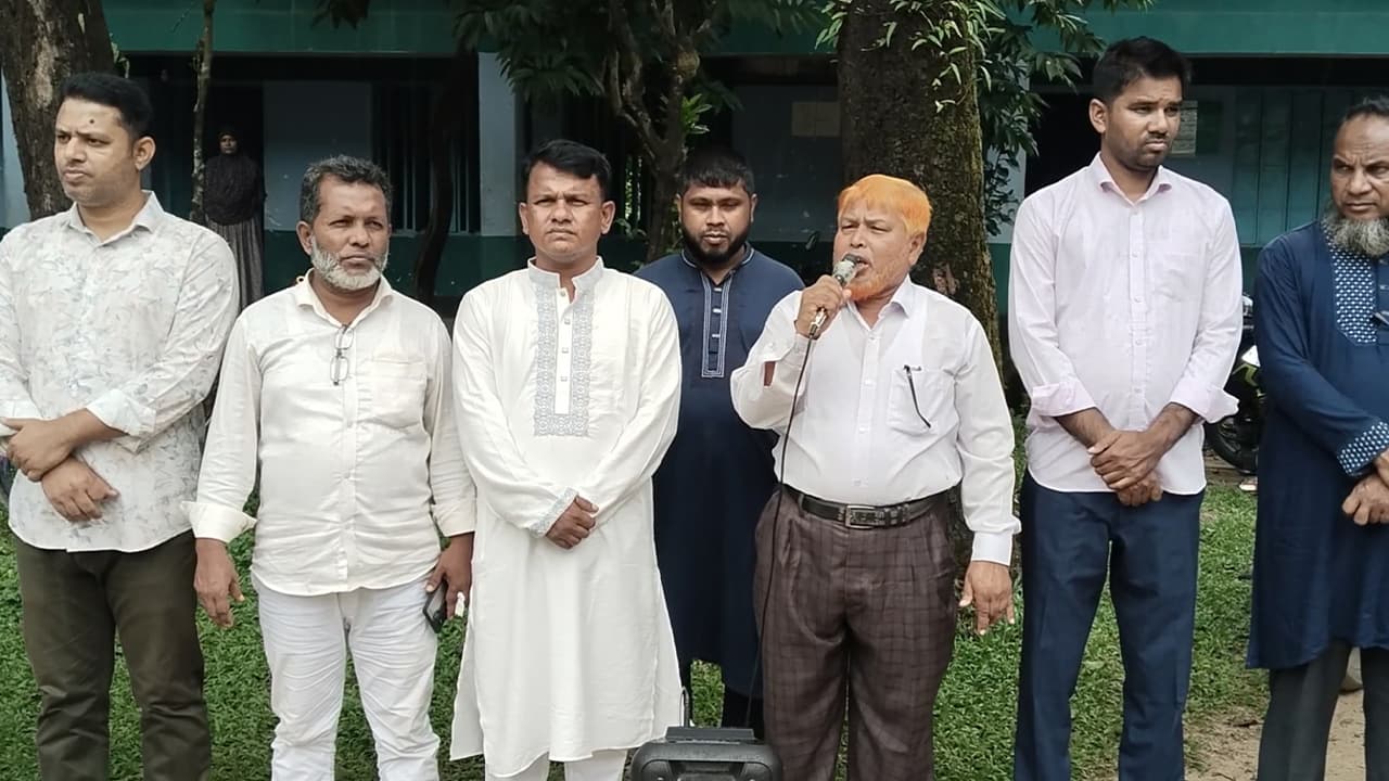 স্কুলে ছাত্ররা ফোন ব্যবহার করলে বহিষ্কার, সুনামগঞ্জে বিদ্যালয় প্রধানের ঘোষণা