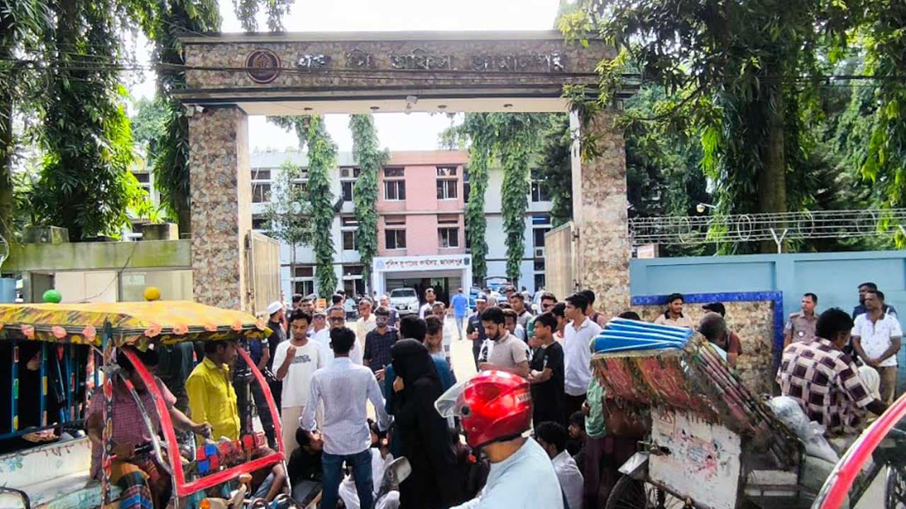 জামালপুরে মানববন্ধনে হামলার প্রতিবাদে এনসিপি অবস্থান কর্মসূচি পালন করেছে