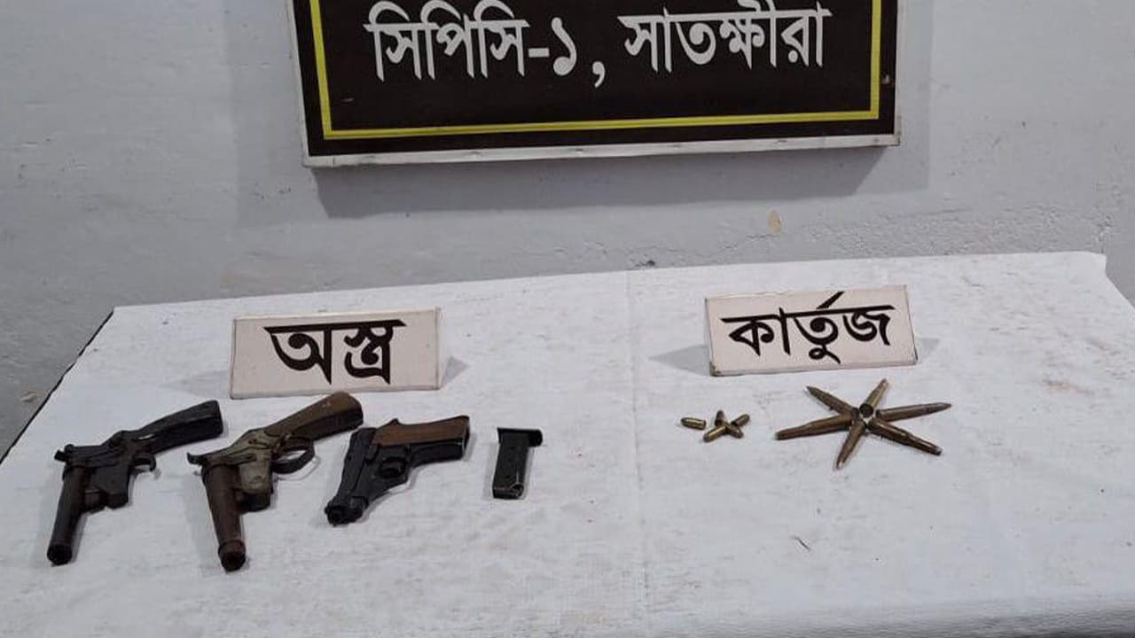 সাতক্ষীরায় র‌্যাবের অভিযানে অস্ত্রসহ একজনকে গ্রেপ্তার করেছে