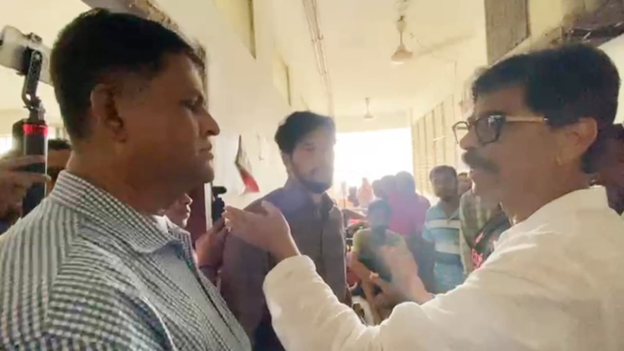 ‘হারপিক আনেন, আমি টয়লেট পরিষ্কার করব’ হাসপাতাল পরিচালককে কৃষিমন্ত্রী