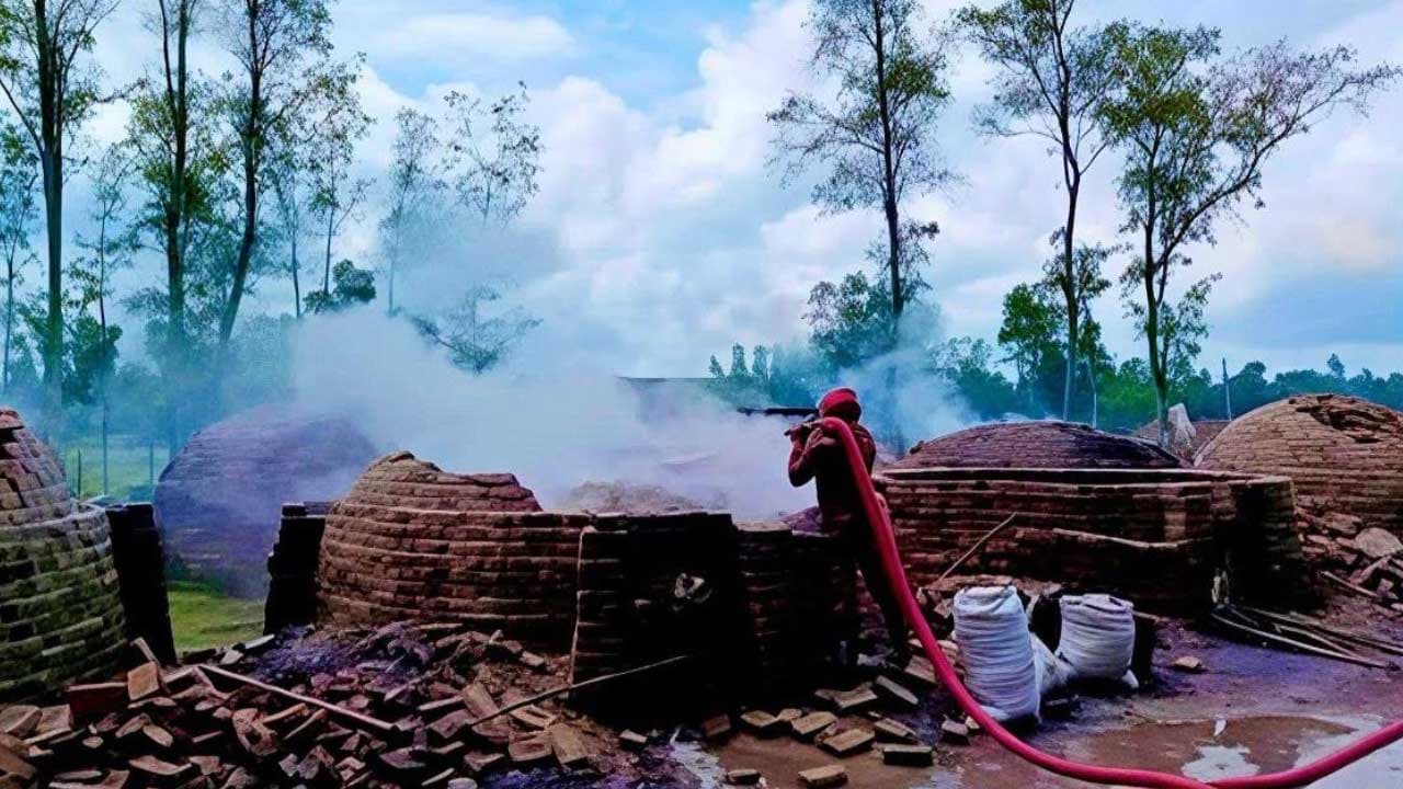 গাইবান্ধায় অবৈধ কয়লা চুল্লি ধ্বংস করেছে প্রশাসন