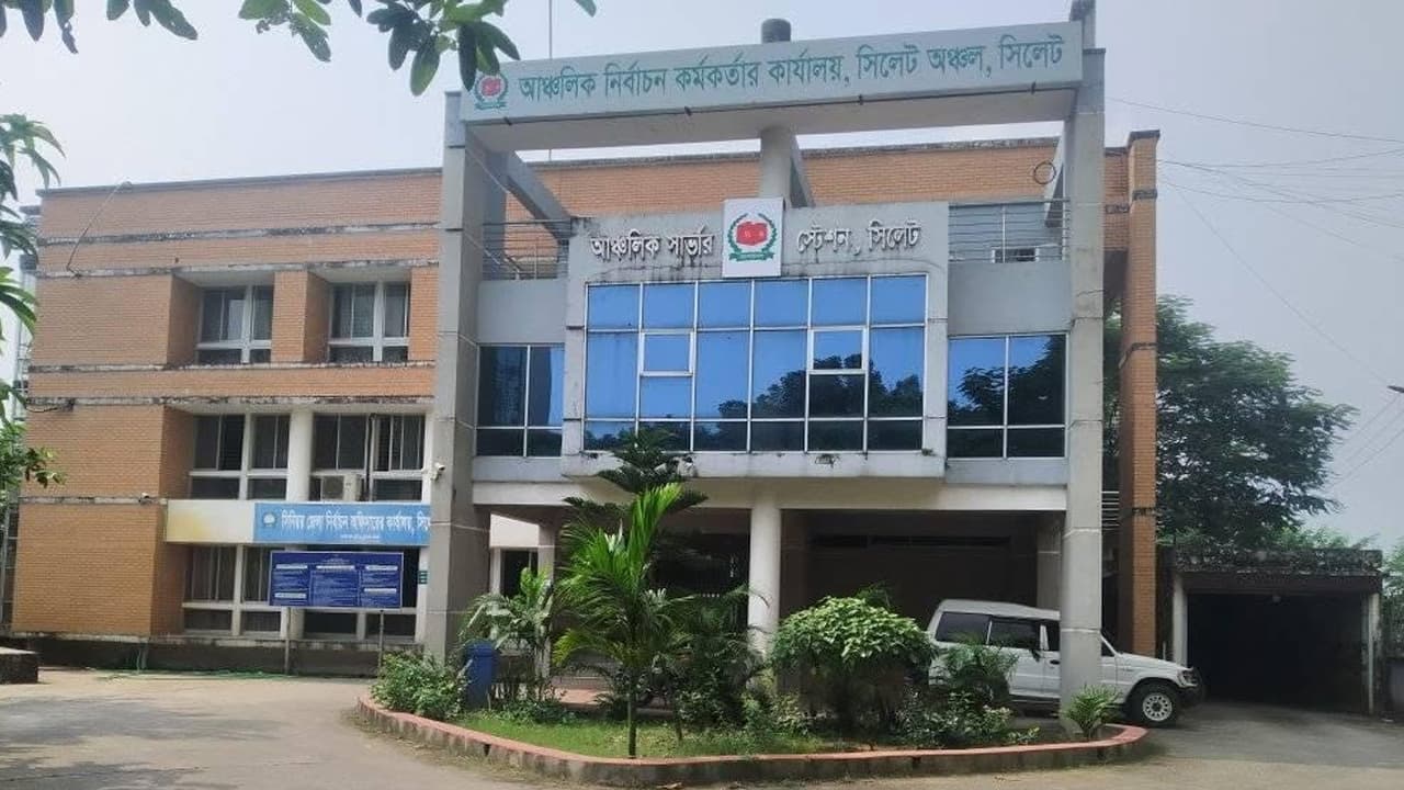 প্রবাসীকে থাপ্পড় মারার অভিযোগ সিলেটের নির্বাচন কর্মকর্তার বিরুদ্ধে