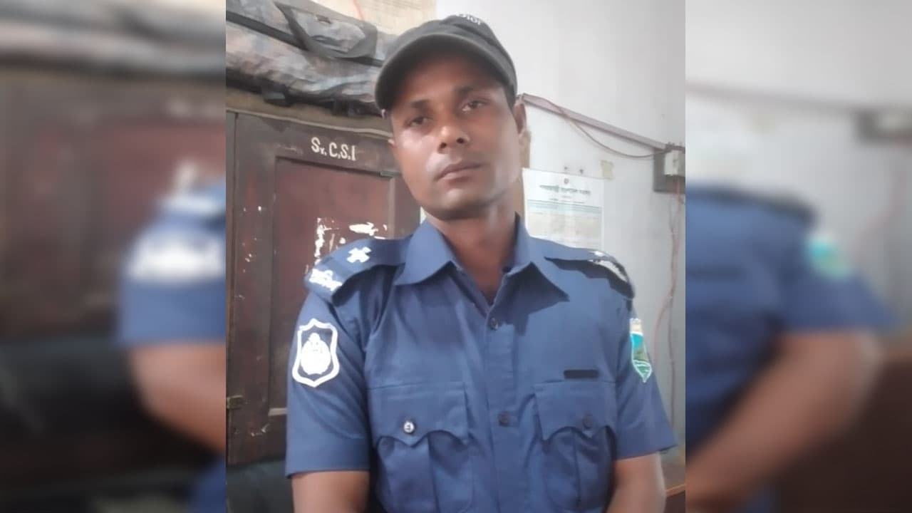 পাবনা পুলিশ গ্রেপ্তার করল পুলিশের ইউনিফর্ম পরে প্রতারককে